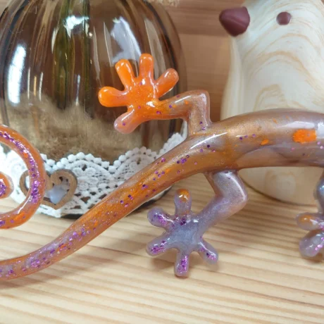 AnyConv.com__Petit monde en résine Salamandre lilas et orange (10)