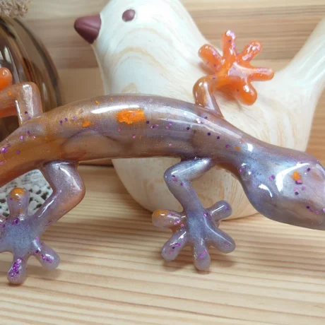 AnyConv.com__Petit monde en résine Salamandre lilas et orange (11)