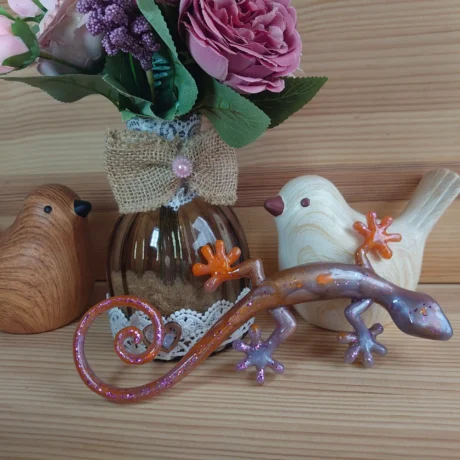 AnyConv.com__Petit monde en résine Salamandre lilas et orange (5)