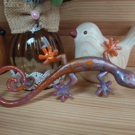 AnyConv.com__Petit monde en résine Salamandre lilas et orange (6)