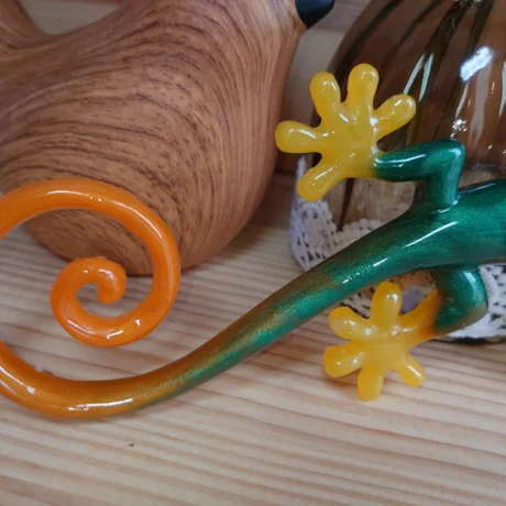 Salamandre vert orange petit monde en résine (1)
